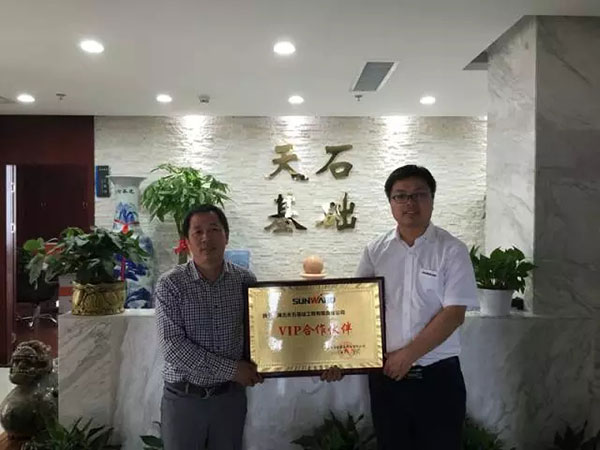 一路相隨，山河智能伴他功成名就