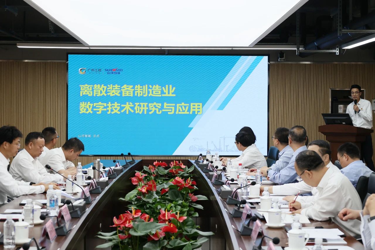 天能控股集團黨委書記、董事長張?zhí)烊温赎牭皆L山河智能