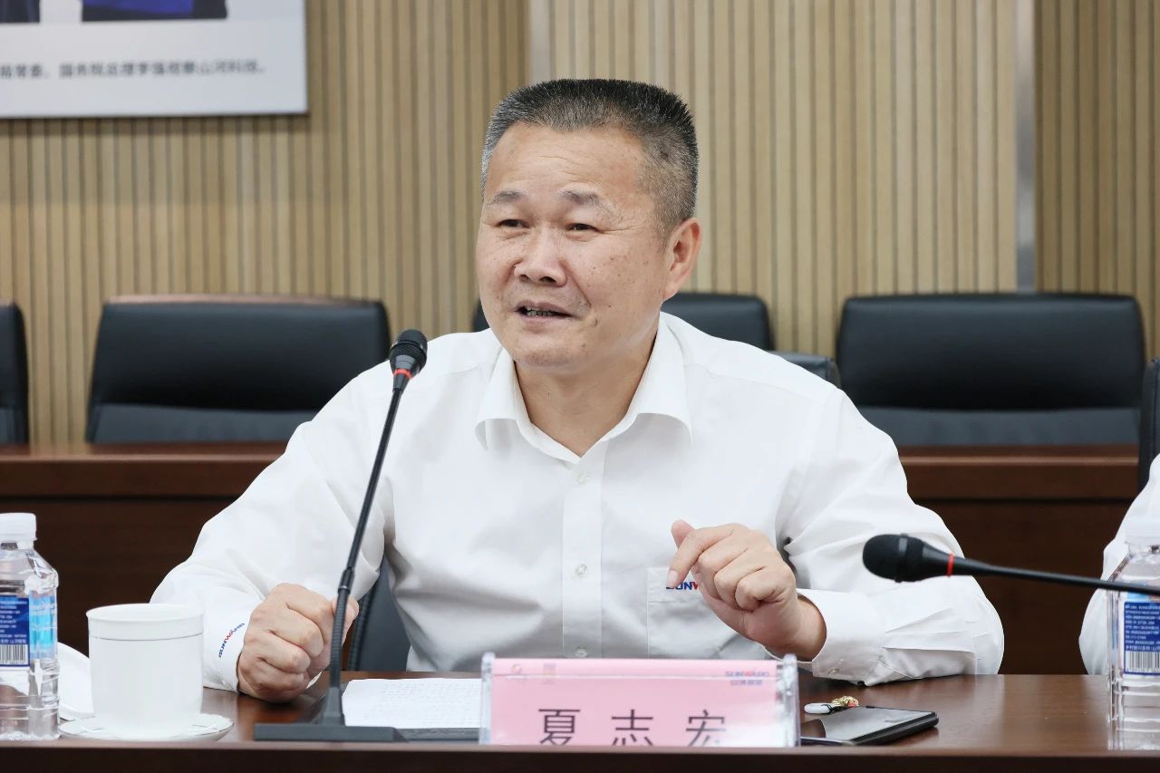 天能控股集團黨委書記、董事長張?zhí)烊温赎牭皆L山河智能
