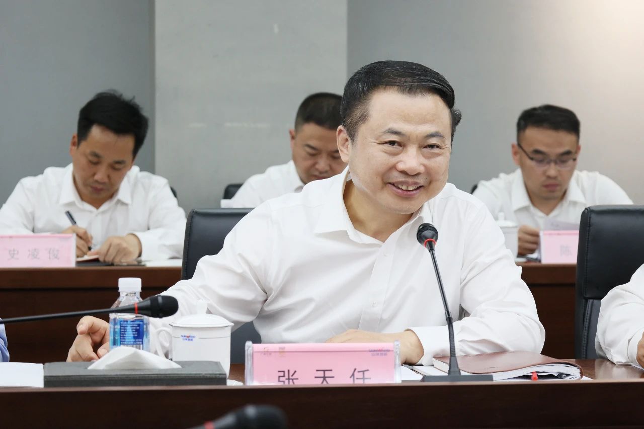 天能控股集團黨委書記、董事長張?zhí)烊温赎牭皆L山河智能