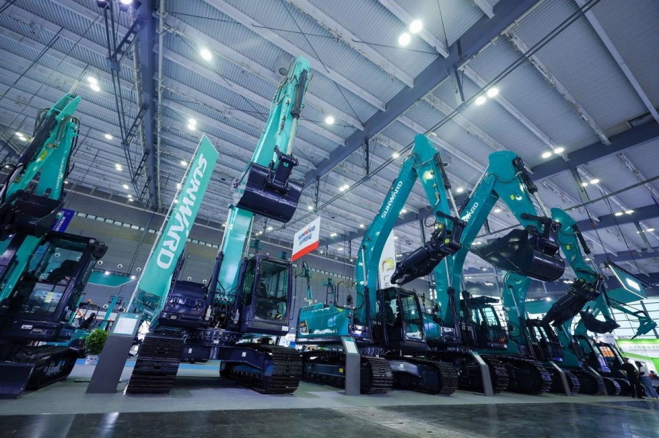 2025 CICEE | 從單一工具邁向多元化解決方案，山河智能呈現(xiàn)非凡挖掘機(jī)風(fēng)采