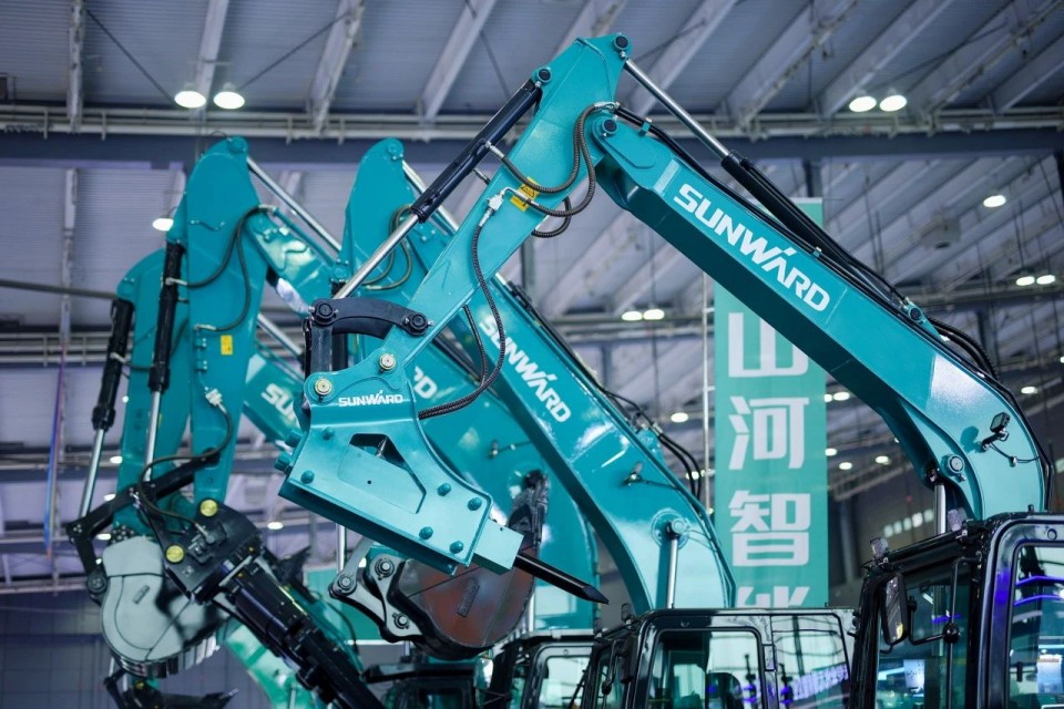 2025 CICEE | 從單一工具邁向多元化解決方案，山河智能呈現(xiàn)非凡挖掘機(jī)風(fēng)采