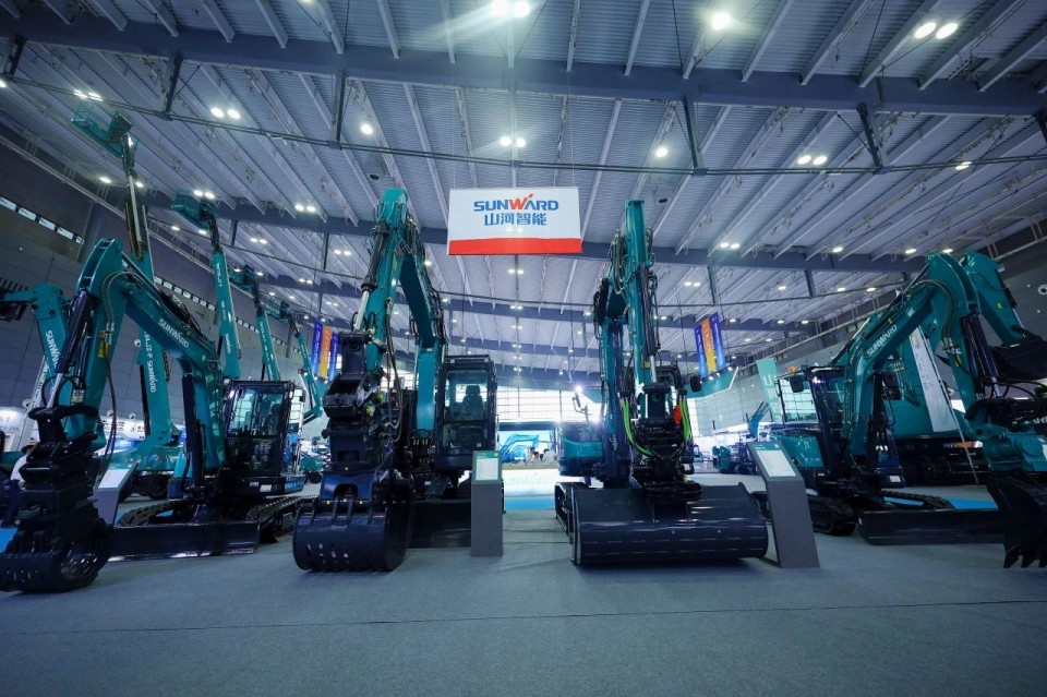 2025 CICEE | 從單一工具邁向多元化解決方案，山河智能呈現(xiàn)非凡挖掘機(jī)風(fēng)采