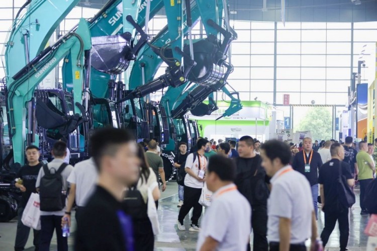 2025 CICEE | 打造極致精品化，山河智能挖掘機(jī)“圈粉”長沙展