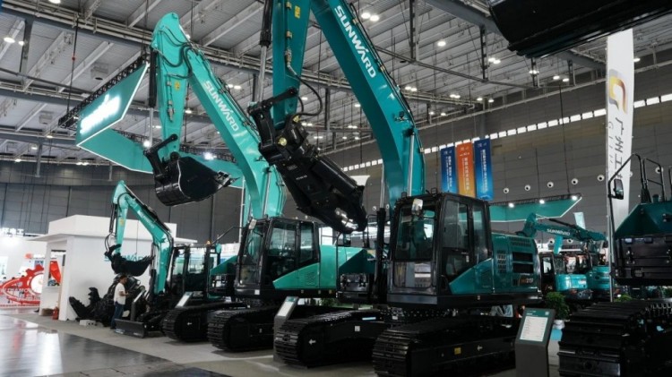2025 CICEE | 打造極致精品化，山河智能挖掘機(jī)“圈粉”長沙展