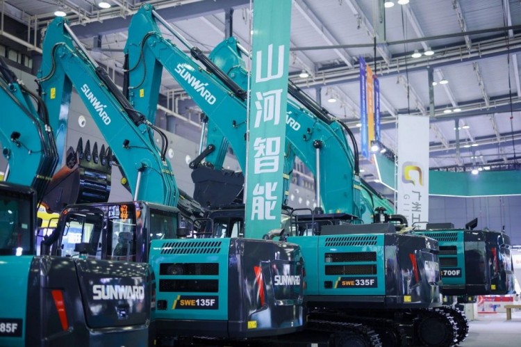 2025 CICEE | 打造極致精品化，山河智能挖掘機(jī)“圈粉”長沙展