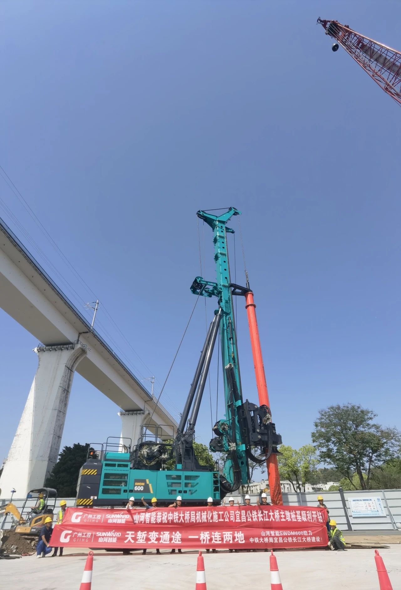 再戰(zhàn)“世界級工程”！山河智能旋挖鉆機助力宜昌長江公鐵大橋建設(shè)