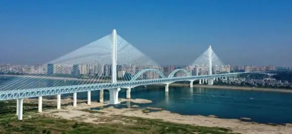 再戰(zhàn)“世界級工程”！山河智能旋挖鉆機助力宜昌長江公鐵大橋建設(shè)