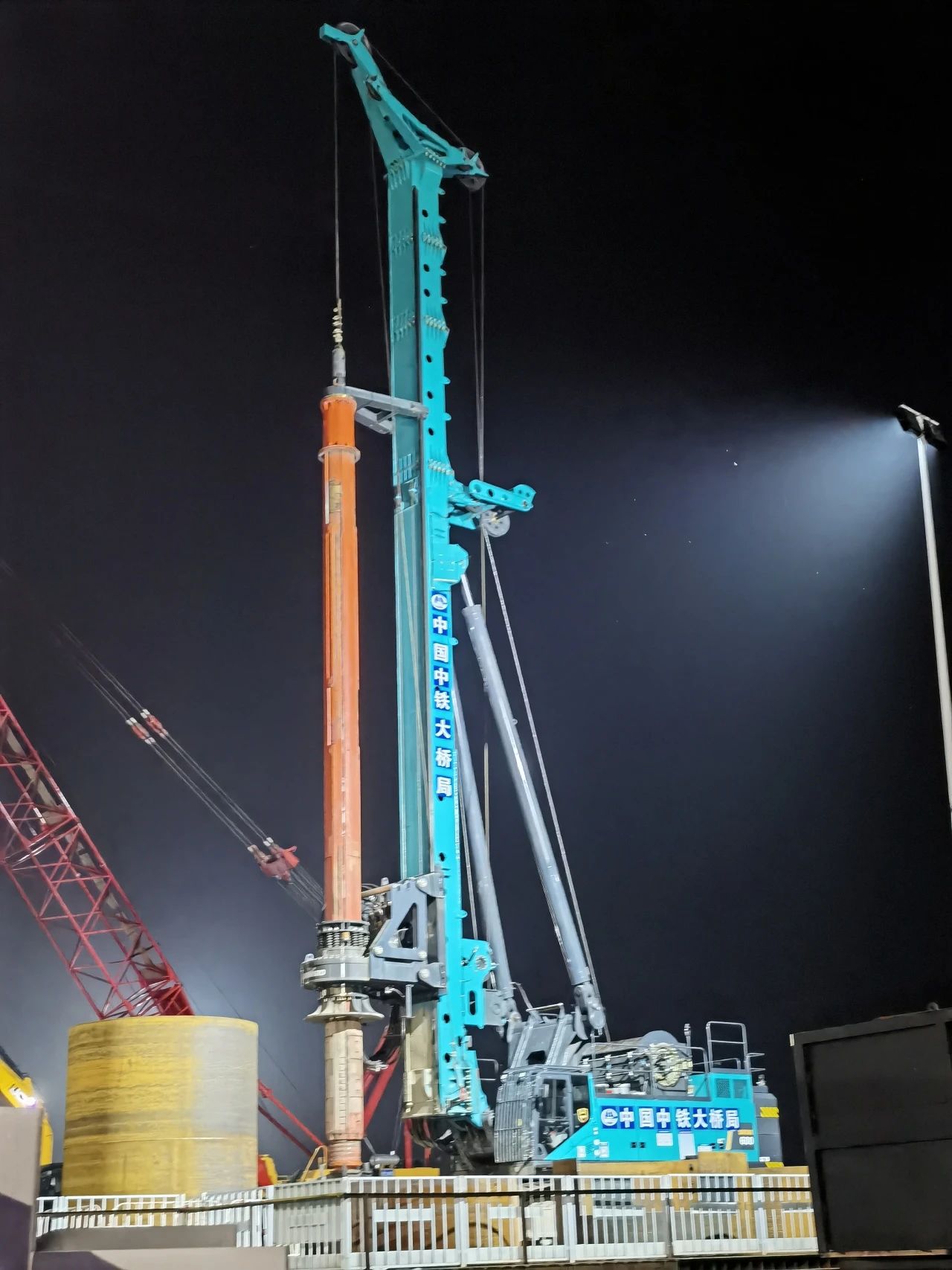 再戰(zhàn)“世界級工程”！山河智能旋挖鉆機助力宜昌長江公鐵大橋建設(shè)