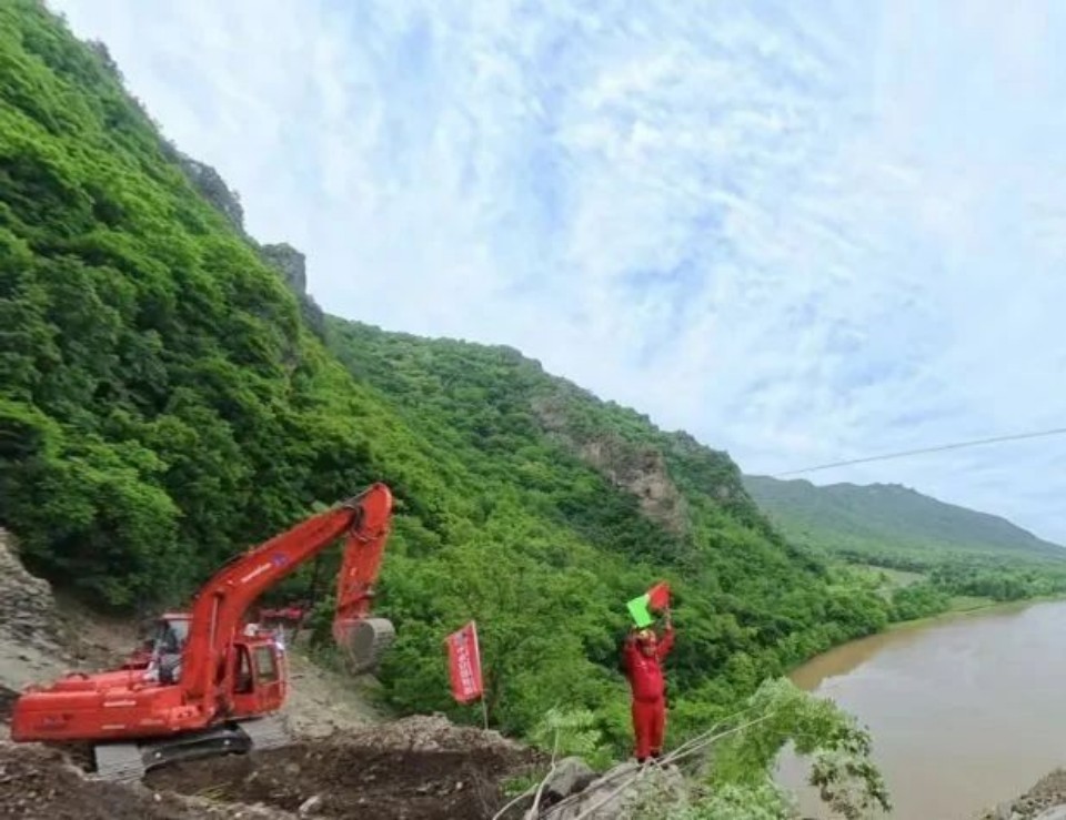 硬核破解“最后一公里”難題，山河智能應(yīng)急救援設(shè)備助力“應(yīng)急使命·2025”演習(xí)！